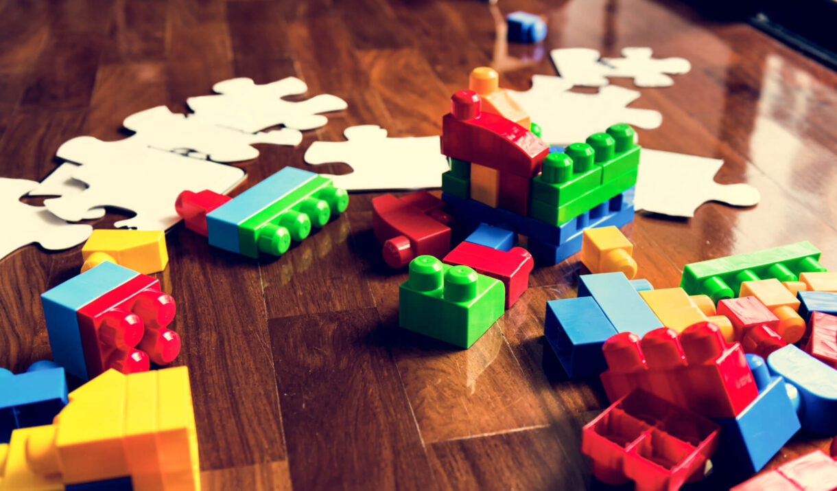 kid toys on wooden floor pew6v5y